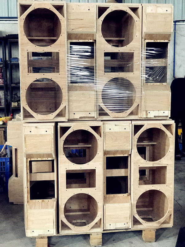 Inspect the loudspeaker box factory